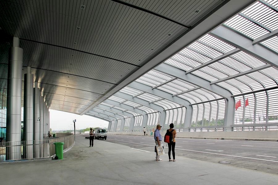 Passenger drop-off at the Cat Bi terminal